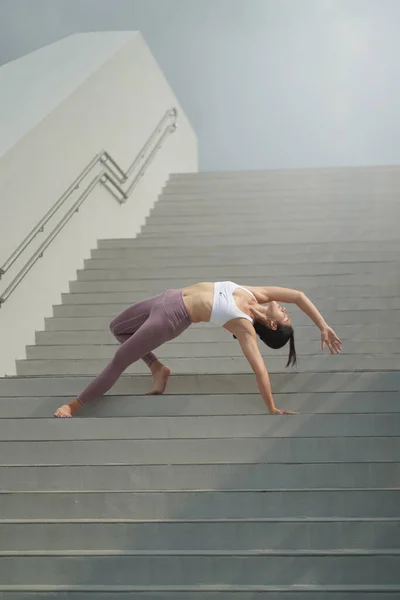 Siguiendo Tendencia Hacer Yoga Espacios Públicos Abiertos Asiática China Dama — Foto de Stock