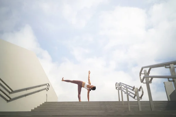 Suivant Tendance Faire Yoga Dans Les Espaces Publics Ouverts Asiatique — Photo