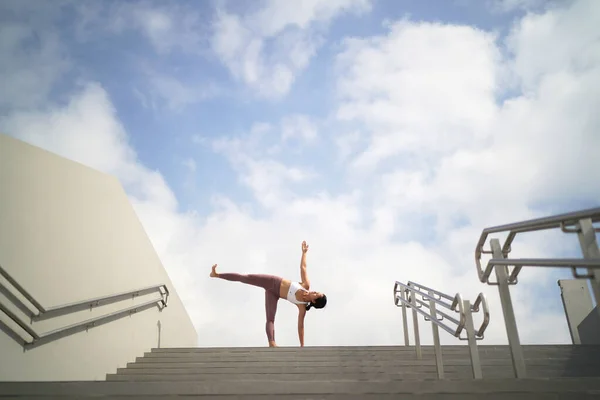 Siguiendo Tendencia Hacer Yoga Espacios Públicos Abiertos Asiática China Dama —  Fotos de Stock