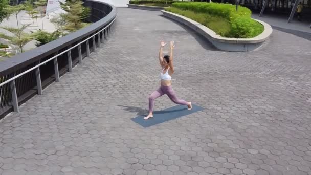 Vista Aérea Del Dron Mujer Asiática China Practicando Street Yoga — Vídeos de Stock