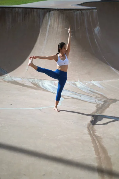 Dem Trend Folgend Yoga Öffentlichen Raum Machen Macht Asiatische Chinesin — Stockfoto