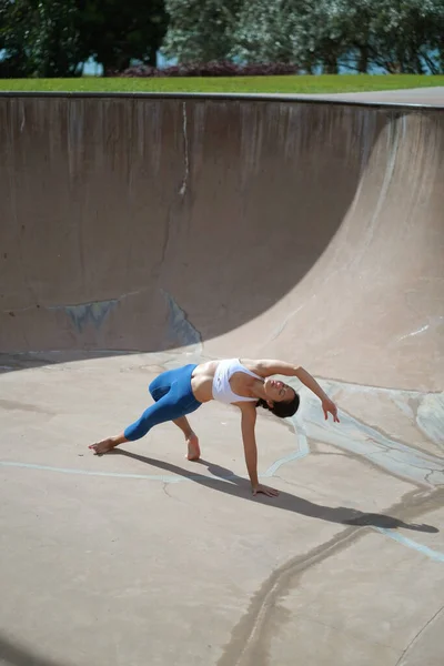 Siguiendo Tendencia Hacer Yoga Espacios Públicos Asian Chinese Woman Hace — Foto de Stock