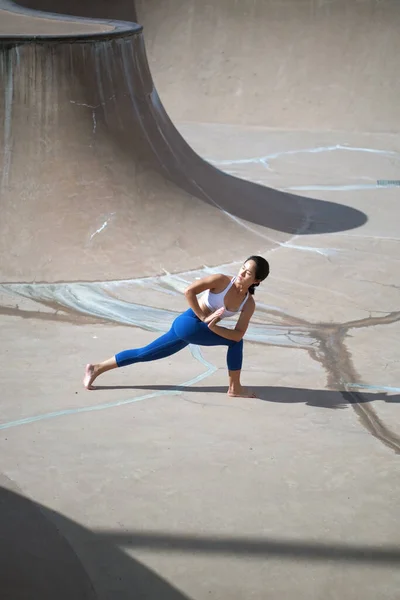 Siguiendo Tendencia Hacer Yoga Espacios Públicos Asian Chinese Woman Hace —  Fotos de Stock