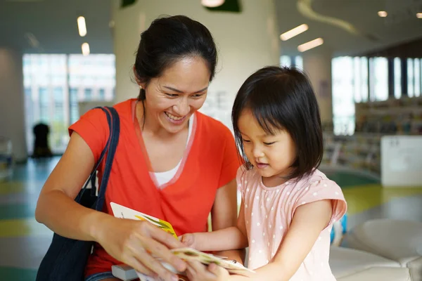 Азійська Китайська Мати Донькою Відвідують Бібліотеку Переглядають Книжки — стокове фото