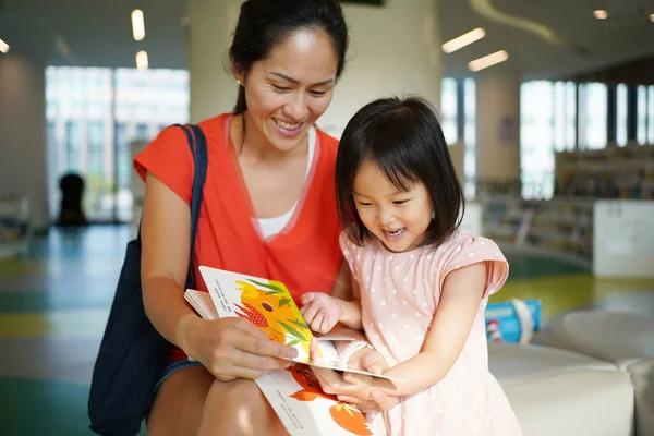 Asiatico Cinese Madre Figlia Visita Biblioteca Navigazione Attraverso Libri — Foto Stock