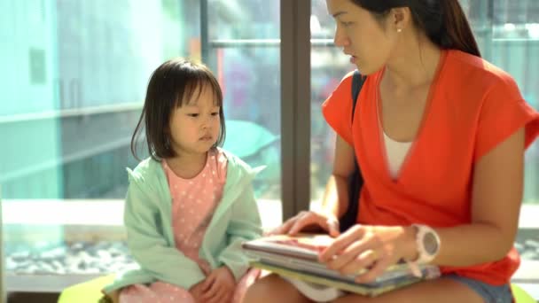 Asyalı Çinli Anne Kızı Kütüphaneyi Ziyaret Ediyor Kitapları Karıştırıyor — Stok video