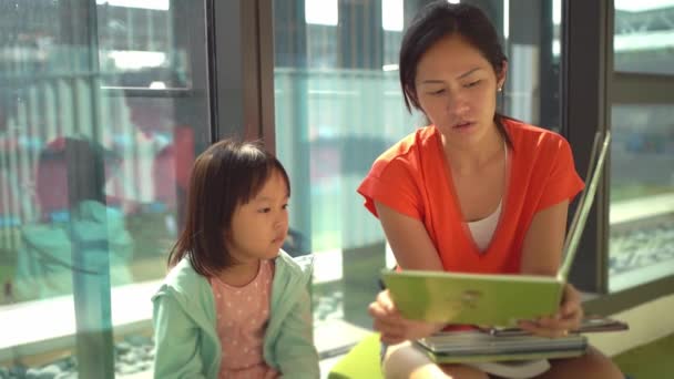 Asiatiska Kinesiska Mor Och Dotter Besöker Biblioteket Och Bläddrar Bland — Stockvideo