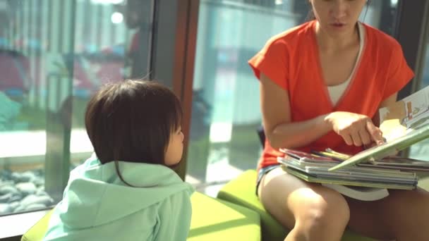 Asiatiska Kinesiska Mor Och Dotter Besöker Biblioteket Och Bläddrar Bland — Stockvideo