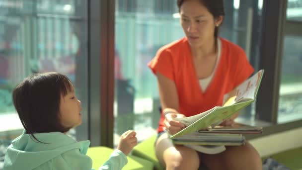 Asiatiska Kinesiska Mor Och Dotter Besöker Biblioteket Och Bläddrar Bland — Stockvideo