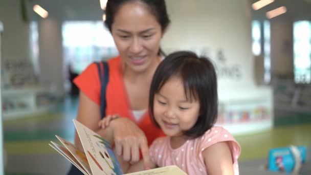 Asiatiska Kinesiska Mor Och Dotter Besöker Biblioteket Och Bläddrar Bland — Stockvideo