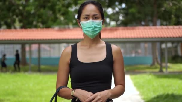 Asyalı Çinli Kadın Sokaklarda Dolaşırken Yüz Maskesi Takıyor — Stok video