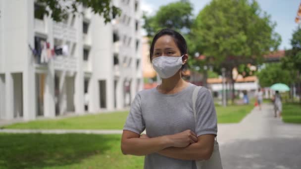 Asyalı Çinli Kadın Sokaklarda Dolaşırken Yüz Maskesi Takıyor — Stok video