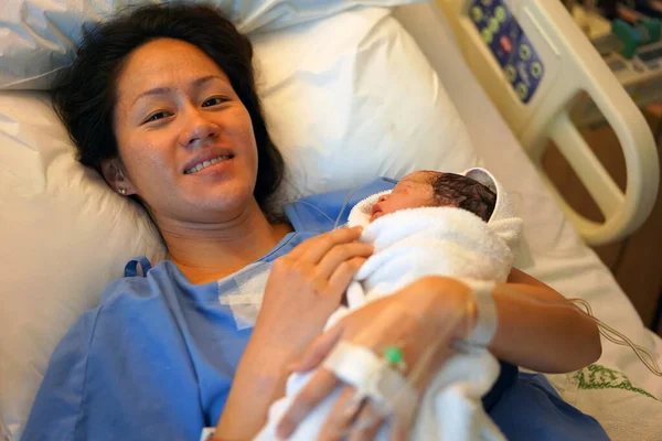 Asian Chinese Woman Smiling Holding Her New Born Baby Right — Stock Photo, Image