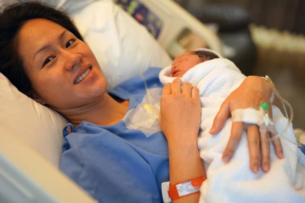 Asian Chinese Woman Smiling Holding Her New Born Baby Right — Stock Photo, Image