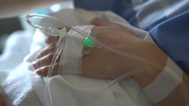 Titrek, el kamerasıyla seruma yakın çekim ya da Asyalı Çinli hastaya serum fizyolojik.