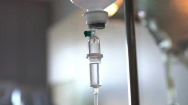 Düşük ışıklandırma koşulları altında bir hastanede damar içi sıvı drenajını kapat.