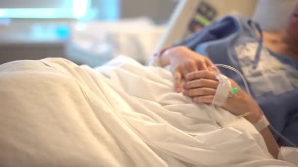 在医院病床上休息的亚洲华裔母亲战战兢兢 手牵手 — 图库视频影像