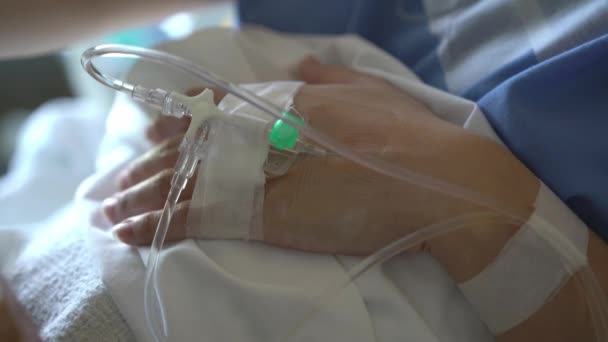 亚洲华裔病人静脉滴注液或静脉滴注液Iv的颤动 手持式特写 — 图库视频影像