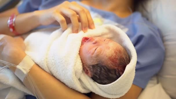亚裔母亲躺在病床上抱着新生儿 — 图库视频影像