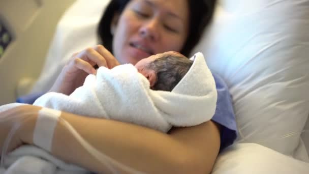 亚裔母亲躺在病床上抱着新生儿 — 图库视频影像
