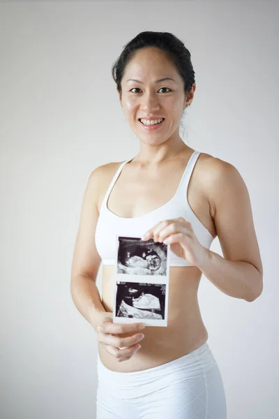 Zachwycony Szczęśliwy Ciąży Azji Chińczyk Gospodarstwa Ultra Sound Scan Jej — Zdjęcie stockowe