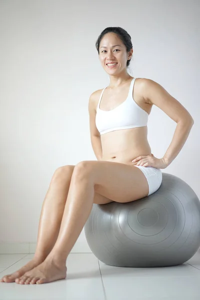 Asiático Chinês Mulher Feminina Balanceamento Ginásio Bola — Fotografia de Stock