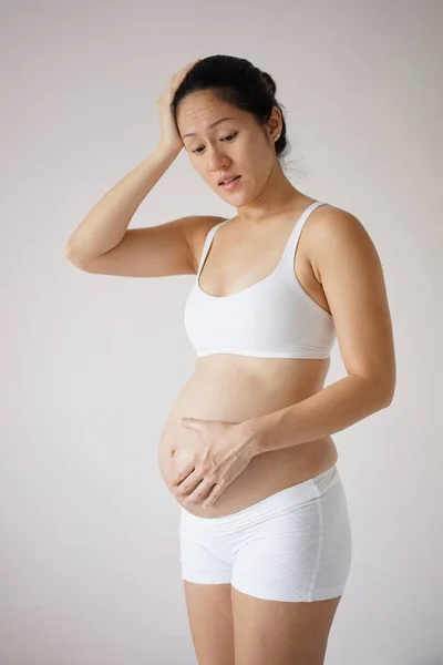 Azjatycki Chiński Ciąży Kobieta Czuje Dyskomforty Spowodowane Przez Ciążę — Zdjęcie stockowe