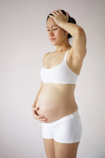 Azjatycki Chiński Ciąży Kobieta Czuje Dyskomforty Spowodowane Przez Ciążę — Zdjęcie stockowe
