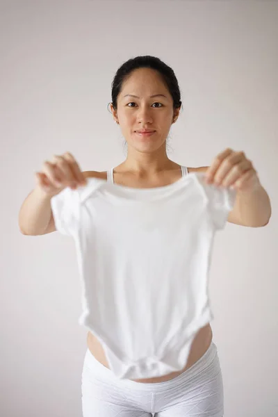 Selamat Tersenyum Wanita Asia Cina Memegang Dan Menunjukkan Bayi Jumper — Stok Foto