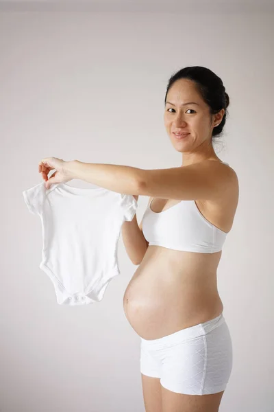 Selamat Tersenyum Wanita Asia Cina Memegang Dan Menunjukkan Bayi Jumper — Stok Foto