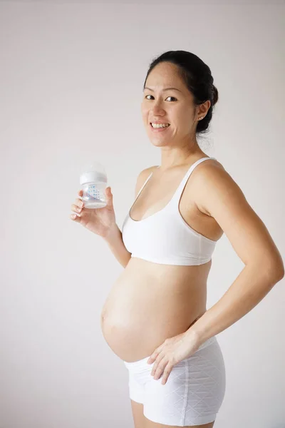 Pewny Siebie Azjatycki Chiński Pregant Matka Gospodarstwa Butelka Mleka — Zdjęcie stockowe