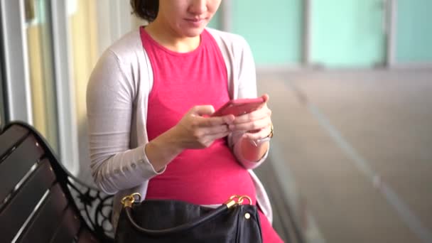 Ανησυχεί Έγκυος Ασιατική Κινεζική Μητέρα Χρησιμοποιώντας Smartphone Της Ενώ Περιμένει — Αρχείο Βίντεο