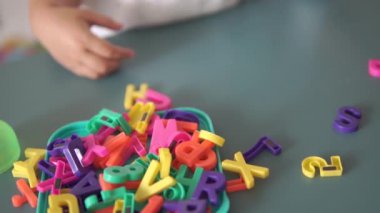 Asyalı Çinli Bebek tarafından toplanan renkli alfabeler 