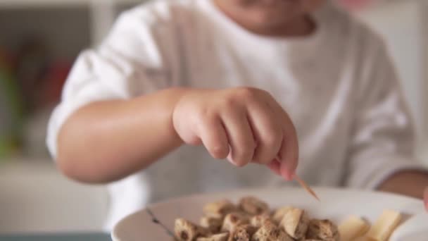 Câmera Lenta Asiático Chinês Criança Alimentando Com Pão — Vídeo de Stock