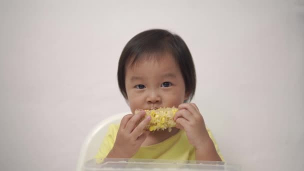 アジアの中国の幼児食べると多くの式でトウモロコシをMunching — ストック動画