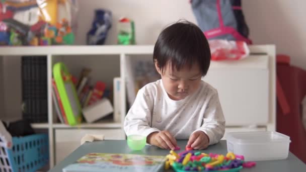 Ασιατικό Κινεζικό Παιδί Παίζει Και Μαθαίνει Πολύχρωμα Αλφάβητα — Αρχείο Βίντεο