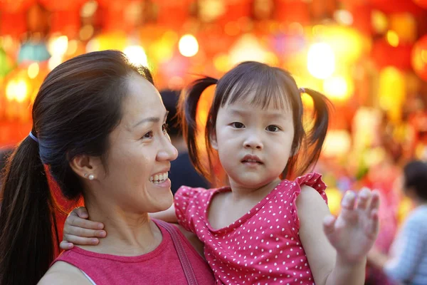 Close Asian Chinese Mother Daughter Shopping China Town Festive Seasons — Stock Photo, Image