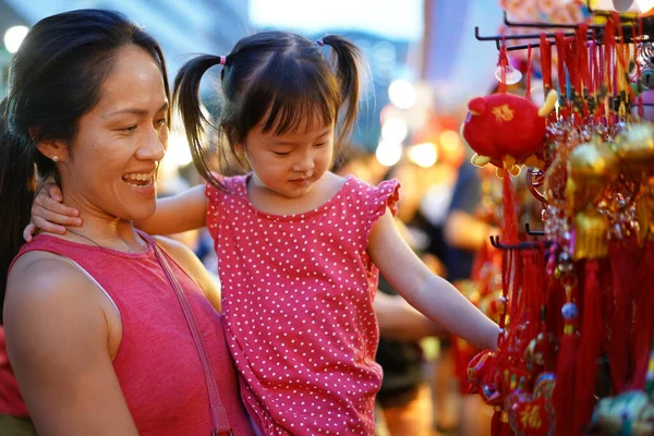 お祝いの季節に中国の町でアジアの中国人の母親と娘のショッピングのクローズアップ — ストック写真