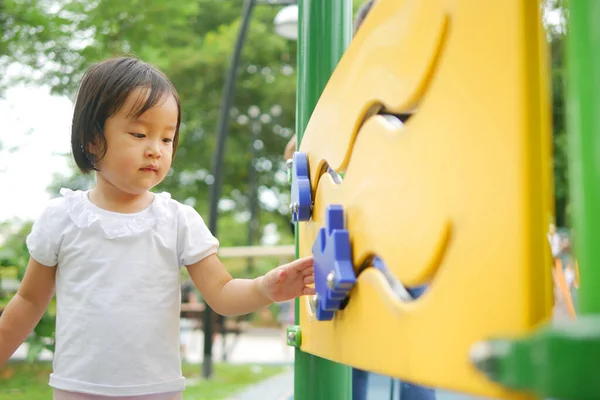 Azji Chiński Dziecko Próbuje Grać Odkryty Plac Zabaw Gry Parku — Zdjęcie stockowe