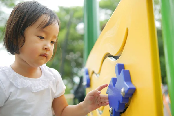 Asyalı Çinli Çocuk Parkta Oyun Parkıyla Oynamaya Çalışıyor — Stok fotoğraf