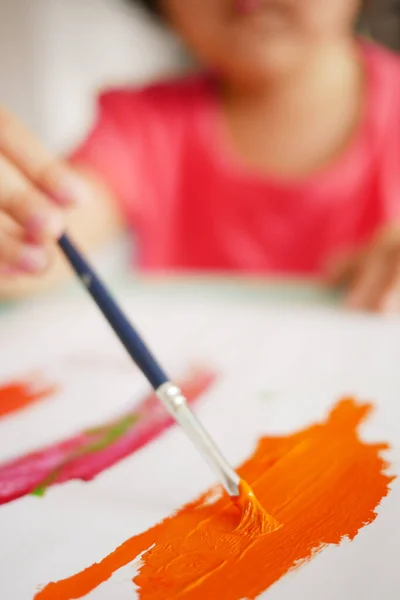 Азійська Дитина Яка Вчиться Малювати — стокове фото