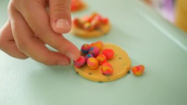 Kil nesneler yapan Asyalı küçük ellere yakın çekim