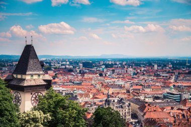 Eski kule saati ve kırmızı çatı evler ve binalar 