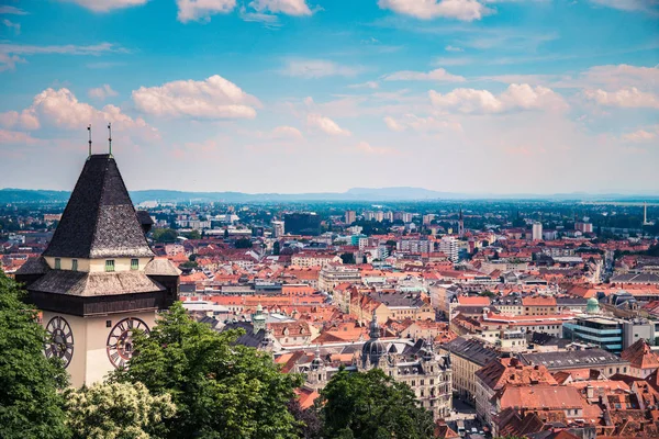 Eski kule saati ve kırmızı çatı evler ve binalar 