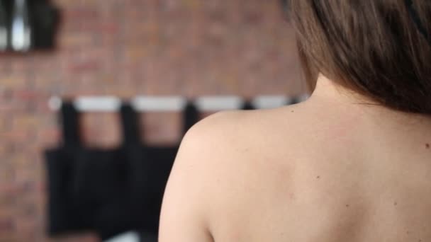 Вид ззаду оголеної жінки — стокове відео