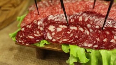 Kurutulmuş sosis yemek arka plan. Sosis dilimleri