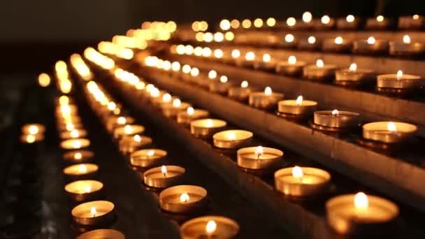 Zapalone świece w świątyni w mroku — Wideo stockowe
