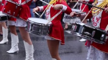 Majorets çizgili ve melodi dışarı tuhaf. Sokak performansı tatil vesilesiyle. Yağmurlu bir gün