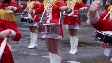 Majorets çizgili ve melodi dışarı tuhaf. Sokak performansı tatil vesilesiyle. Yağmurlu bir gün