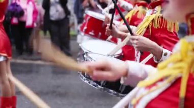 Majorets çizgili ve melodi dışarı tuhaf. Sokak performansı tatil vesilesiyle. Yağmurlu bir gün